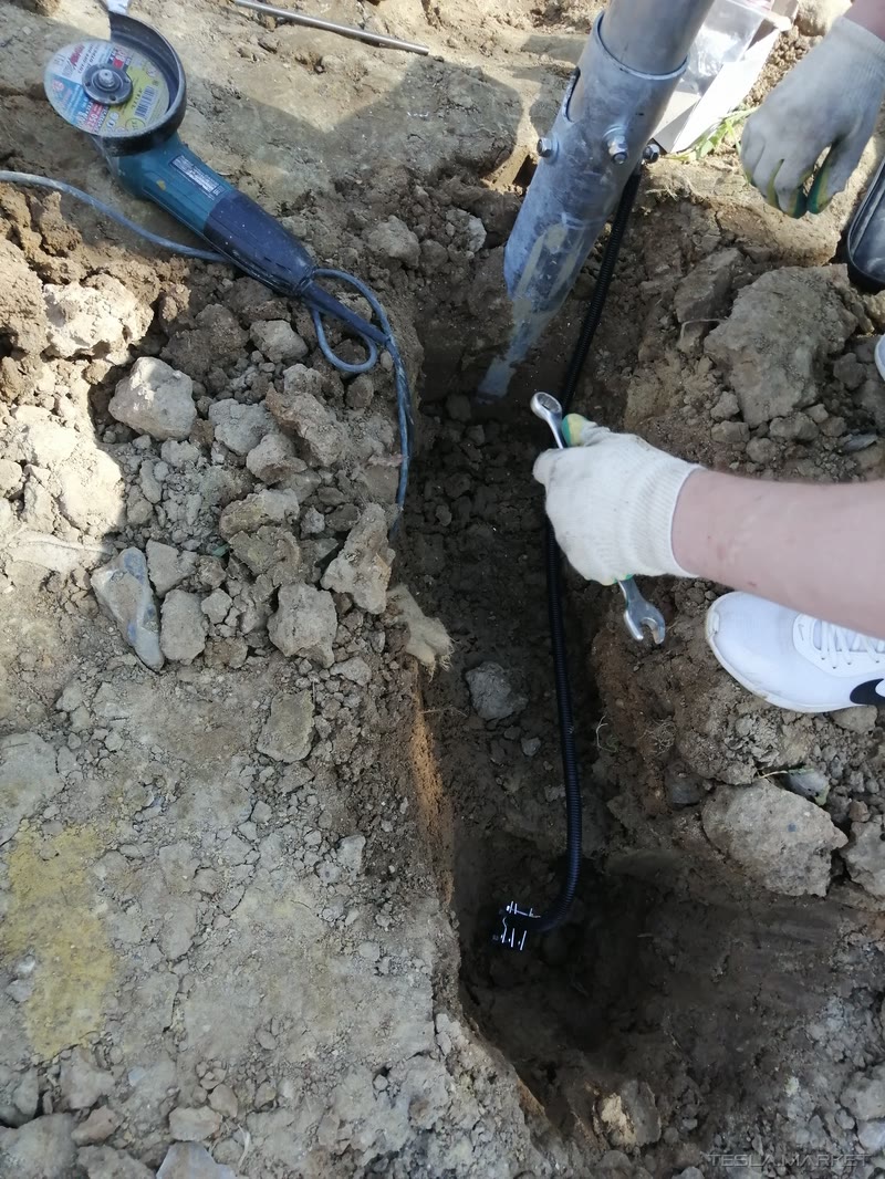 Отдельно стоящая молниеприемная мачта, логистический комплекс (Лисинцево): подключение заземляющего проводника у основания
