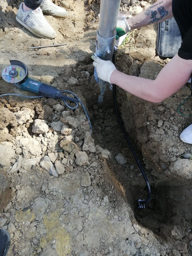 Отдельно стоящая молниеприемная мачта, логистический комплекс (Лисинцево): монтаж узла заземления (работа в котловане)
