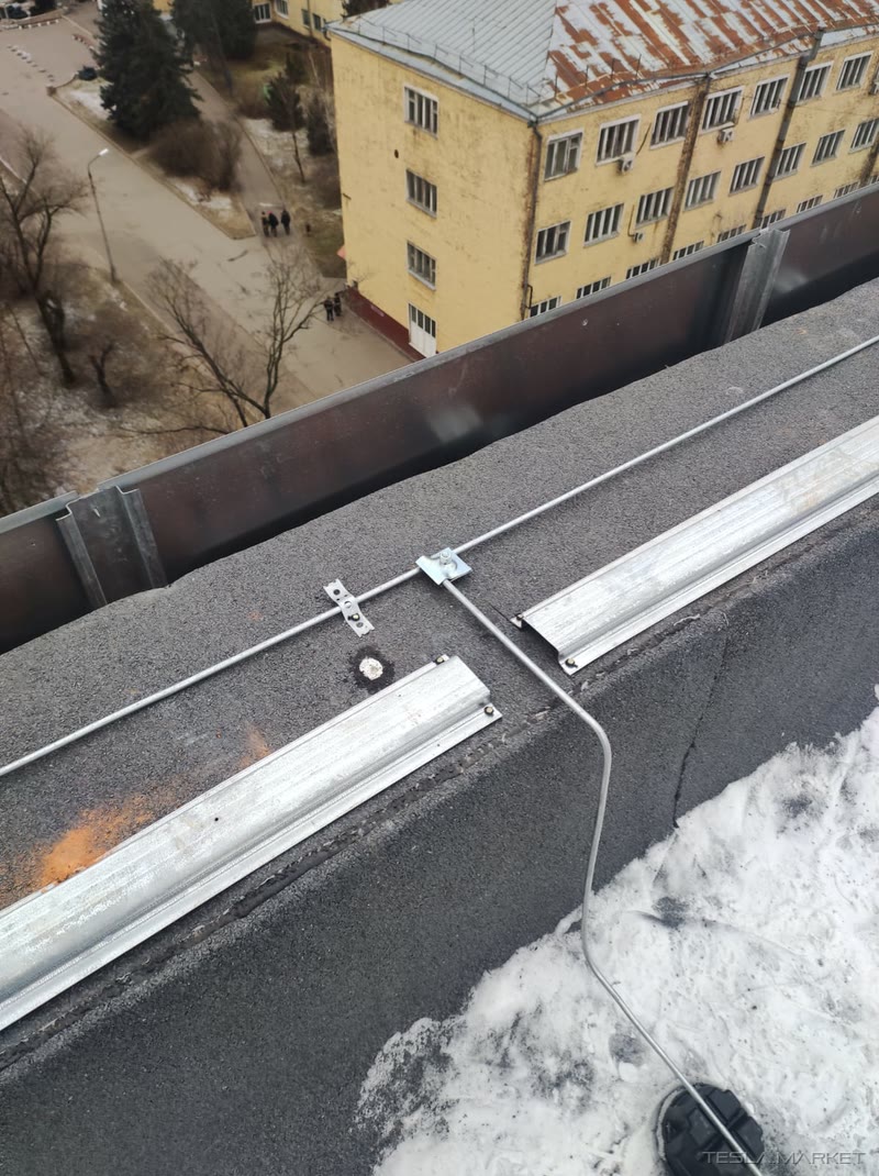 Молниезащита кровли корпуса МАИ (Московский авиационный институт): полоса на парапете, вид сверху на улицу (высота корпуса)
