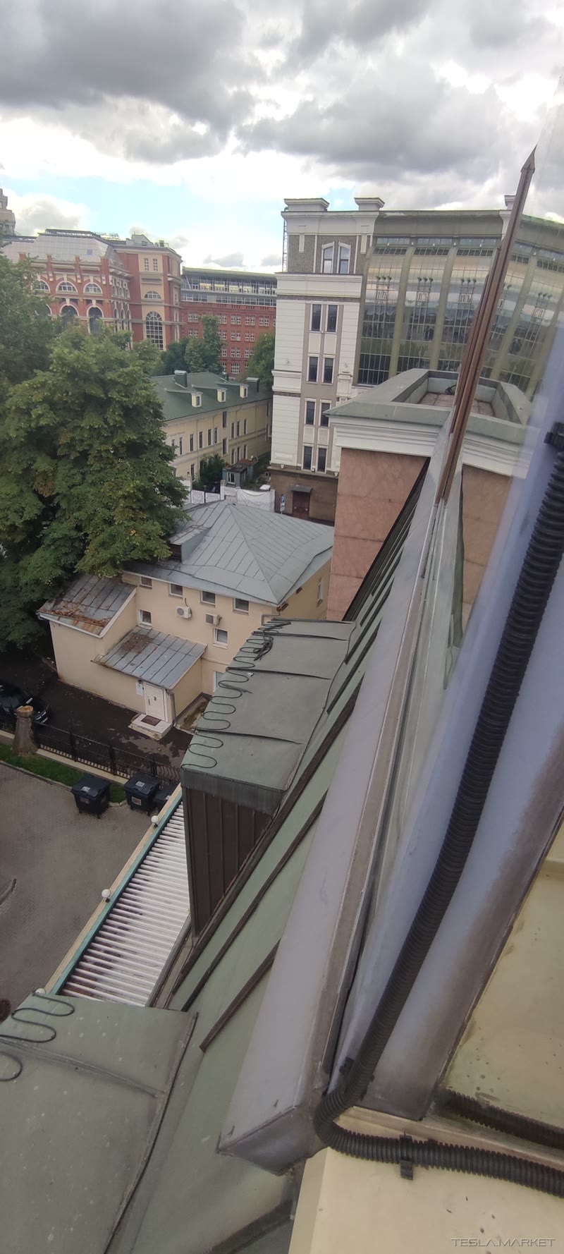 Обследование молниезащиты здания, Москва, ул. Большая Якиманка, 1: токоотвод по краю ската с держателями